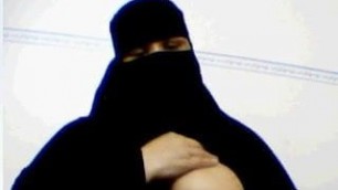 Niqabi MILF gives instruction